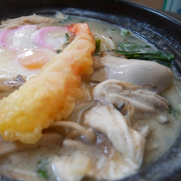 『牡蠣入り鍋焼きうどん、白味噌仕立て#本日のおうちごはん』