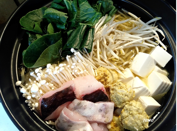 白菜や大根が高いので。。。タラともやしのカレー鍋