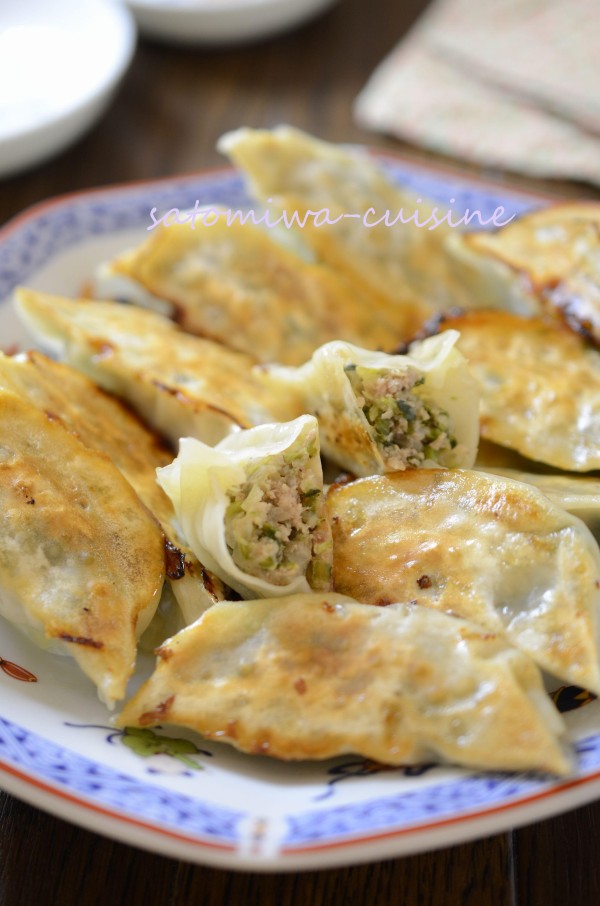 『【冬野菜たっぷり焼き餃子】白菜と春菊が大活躍！カリっと焼けた熱々を！！』