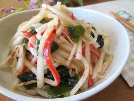 『切って混ぜるだけでしみしみ♪　大根とわかめとカニカマの中華サラダ』