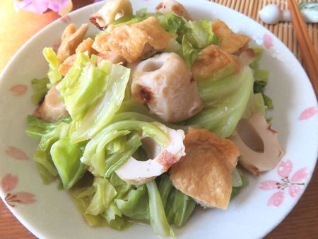 『フライパンで一発☆　甘～いキャベツとちくわと油揚げのオイスターだし煮』