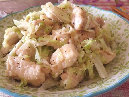 『塩麹が奥深い♪　鶏むね肉と千切りキャベツのうま塩炒め』