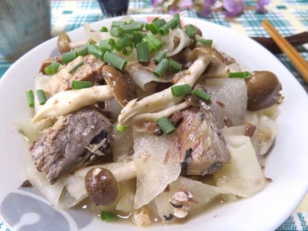 『フライパンで煮るのは6分♪　ピーラー大根とさば缶のうま煮』