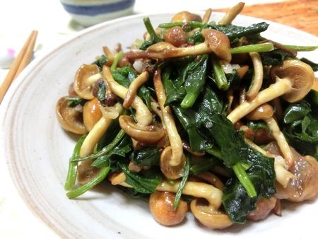 『お箸が進みます♪　なめことほうれん草のガリバタ醤油炒め』