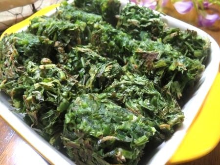 『空気感にヤミツキ♪　たまご焼き器で人参葉のキューブチヂミ』