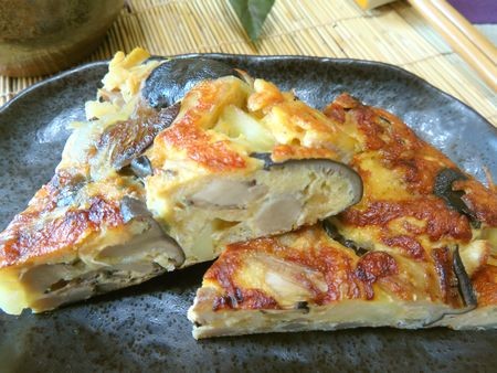 『きのこがどっさり♪　ひらたけとじゃがいもとじゃこの味噌マヨオムレツ　』