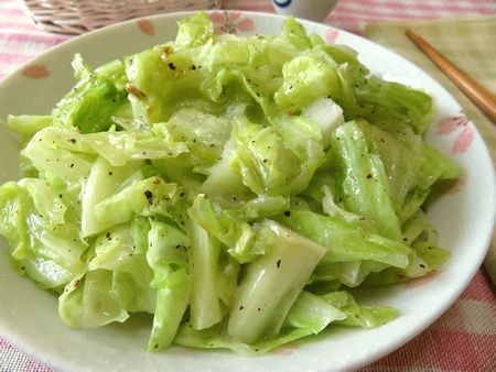 『大量消費に☆　お箸が止まらない♪　キャベツと塩麹のオイル蒸し』