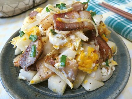 『皮も具のひとつ☆　コロコロ大根とベーコンのたまご粉チーズ炒め』
