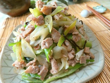 『とろ甘～♪　つぶつぶ豚こまと長ねぎの塩昆布炒め』