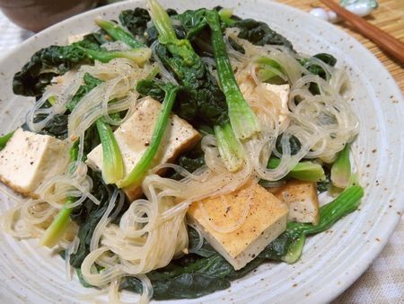 『春雨にうま味がしみしみ♪　ちぢみほうれん草と春雨のオイ味噌豆乳炒め』