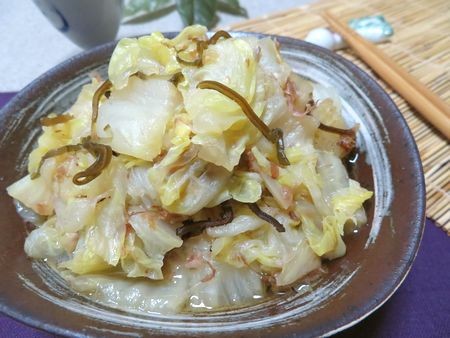 『出汁要らずで甘～い♪　白菜のおかか塩昆布蒸し煮』