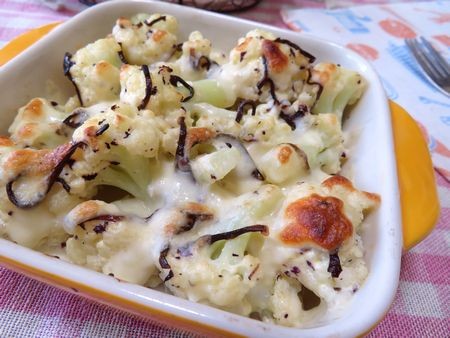 『手がのびるのびる♪　カリフラワーのゆかりマヨチーズ焼き』