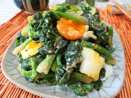 『とろり黄身をからめて♪　ちぢみほうれん草と半熟たまごの粒マスサラダ』