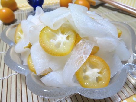 『優しい甘みがしみしみ♪　ひらひら大根と金柑の甘酢漬けサラダ』