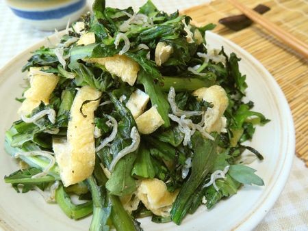 『半分火を通すのがイケる♪　5分で春菊と揚げじゃこのごま油さっと炒め』