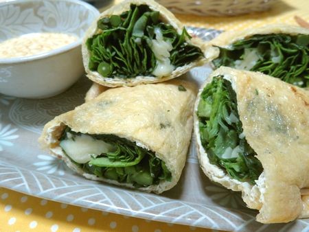 『ポンマヨをつけてうんまい♪　春菊とチーズの油揚げ袋詰め焼き』