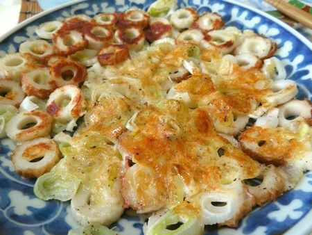 『ビールが止まらない♪　ちくわとねぎのチーズ焼き』