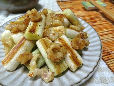 『油不要☆　お箸が止まらない♪　長ねぎと鶏皮のポン酢炒め』