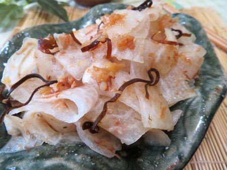 『さっと和えるだけで極上副菜♪　ひらひら大根のおかか梅昆布和え』