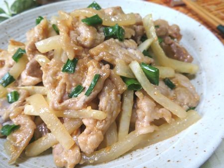 『ご飯にも合うよ♪　細切り大根と豚こまのピリ辛味噌炒め』