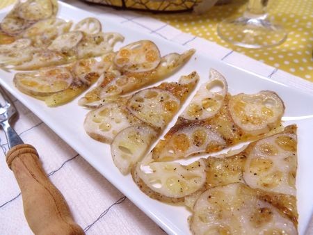 『ブラックペッパー&クミンでスパイシー♪　れんこんチーズせんべい』