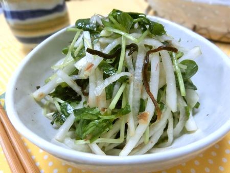 『混ぜるほど味しみしみで減塩も♪　大根と豆苗のサラダ』