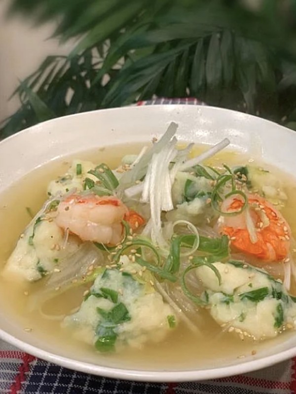 アツアツ！今が旬の白菜たっぷり!ボリュームにら入りすり身団子と春雨の中華スープ!夕焼けの富士山