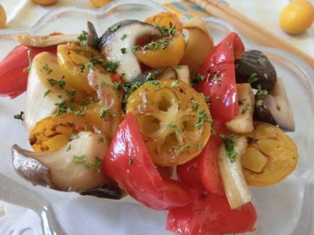 『塩分控えめで深ウマい♪　きのこと金柑のハニーマスタードマリネ』