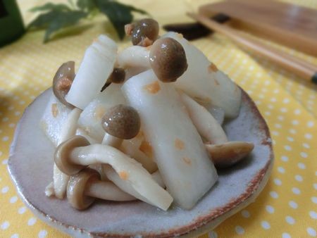 『ポリ袋で漬けるだけ☆　大根とシメジの梅ピクルス』