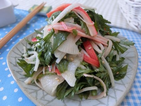 『食材3つで具は4つ!?　抱えて食べたい♪　大根と春菊のピリ辛中華サラダ　』