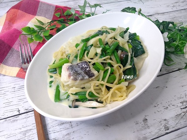 フライパンで簡単♪タラとほうれん草の豆乳クリームワンポットパスタ