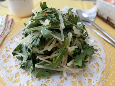 『春菊と大根のハニーマスタードサラダ　＋粉チーズで味変も♪』