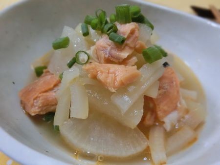 『鮭の中骨缶を汁ごと使って♪　大根と鮭の中骨煮』
