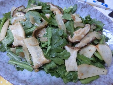 『甘みは玉ねぎと塩麹におまかせ♪　春菊ときのこのサラダ　』