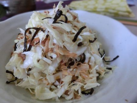 『材料4つ☆　すぐ美味しい、置いても美味しい♪　千切りキャベツの塩昆布サラダ』