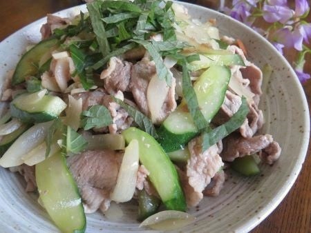 『梅干しで夏バテ知らず♪　豚こまときゅうりの梅にんにく炒め』