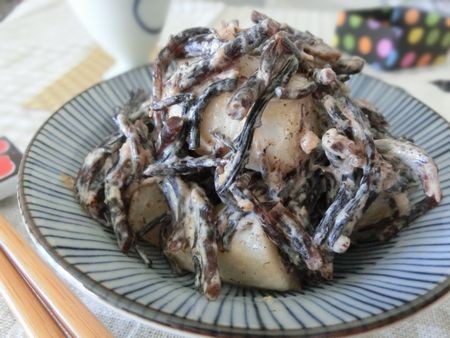 『梅の酸味が絶妙♪　里芋とひじきの梅マヨサラダ』