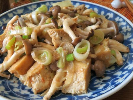 『甘味と塩味のバランスがグー♪　ちぎり厚揚げとしめじの柚子胡椒味噌炒め』