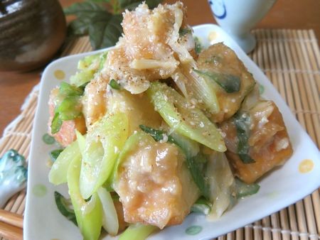 『味噌がとろりとしみしみ♪　厚揚げと長ねぎの味噌炒め煮』