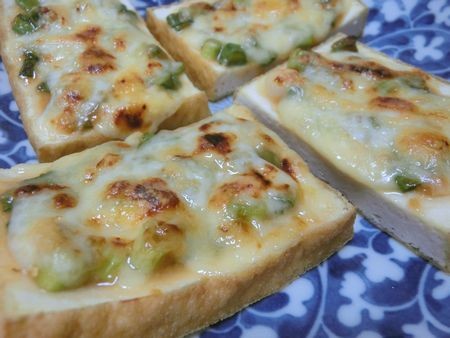 『ねぎ味噌がウマ～い♪　厚揚げのねぎ味噌田楽ピザ』