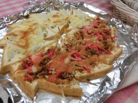 『厚揚げ1枚で☆　柚子胡椒玉ねぎとたこ焼き風♪　ハーフ&ハーフピザ』