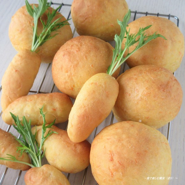 オーブンから人参、収穫？！卵なし。『人参パン/キャロットブレッド』』