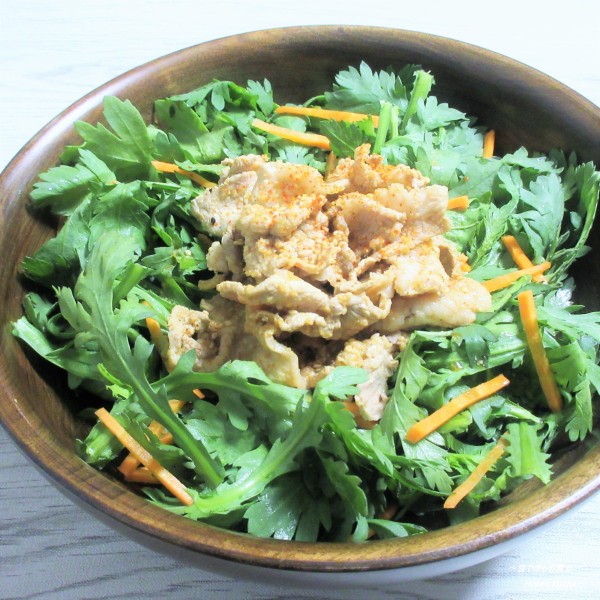 生で食べる食感と風味が絶品♪大さじ1で作る『春菊と豚肉のサラダ』