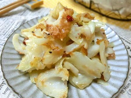 『太い葉脈も捨てずに一品♪　キャベツ葉脈とちくわのぺペロン炒め』