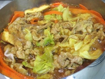 『カレー粉と野菜で美味しい♪　キャベツと豚こまでカレー鍋』