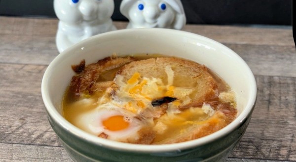 インスタントのオニオンスープを格上げ！にんにく香るオニオングラタン風スープ