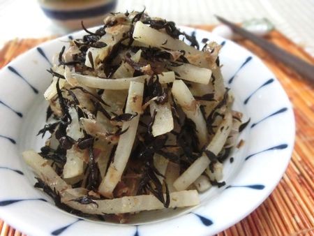 『炒めるだけが美味しい♪　ひじきと大根のおかかめんつゆ炒め』