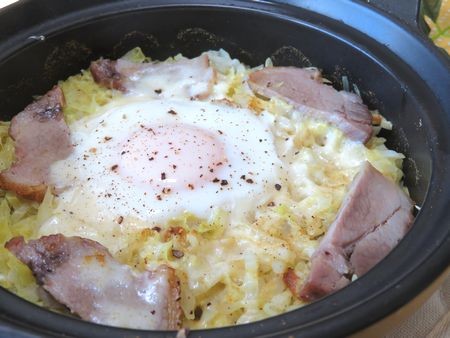 『小鍋でそのまま☆　具だくさんな千切りキャベツとチーたまカレースープ』