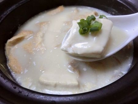 『昆布水と重曹で美味しい白濁♪　油揚げもゆばみたいになる、とろとろ湯豆腐』