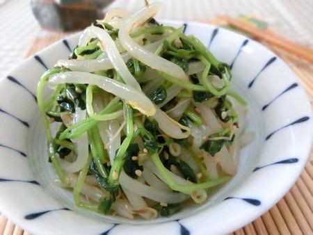 『フライパンで一発蒸し☆　もやしと豆苗のナムル』